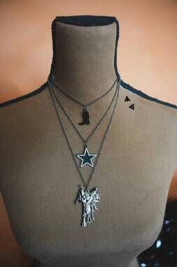 NEW 2FLYCO women's blazin saddle necklace in silver